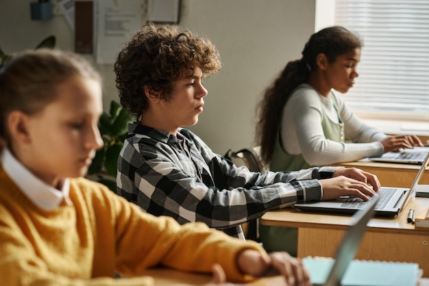 Crianças usando computadores em seu estudo