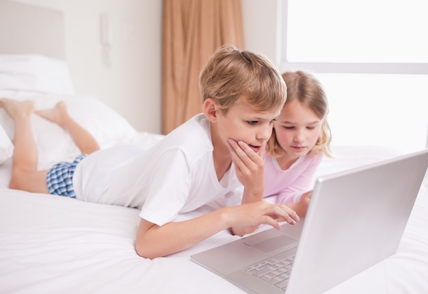 Crianças usando um laptop