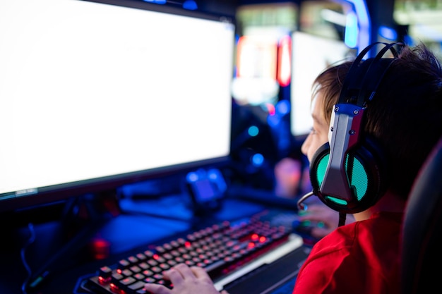 Crianças viciadas na indústria do entretenimento jogando videogame no computador no tempo livre