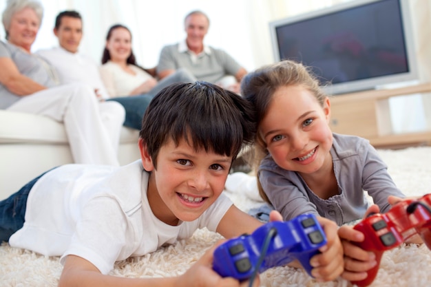 Foto crianças, videogame jogando, e, família, ligado, sofá