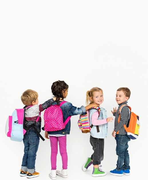 Criancinhas carregando a escola de mochila