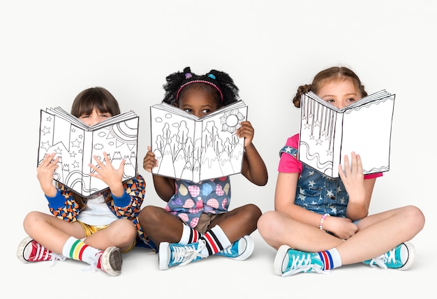 Foto criancinhas lendo sentado