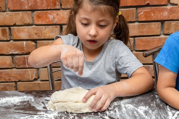 Criancinhas, menina e menino, massa, preparando a massa para assar