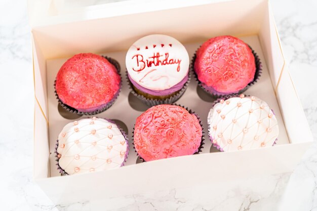 Criando cupcakes extravagantes para comemorações de aniversário