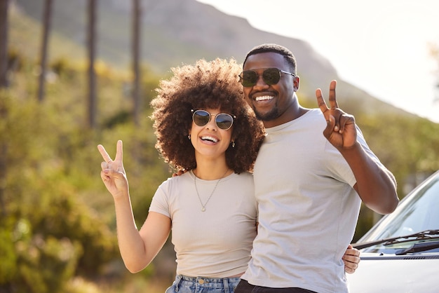 Criando memórias juntos Foto de um jovem casal em uma viagem