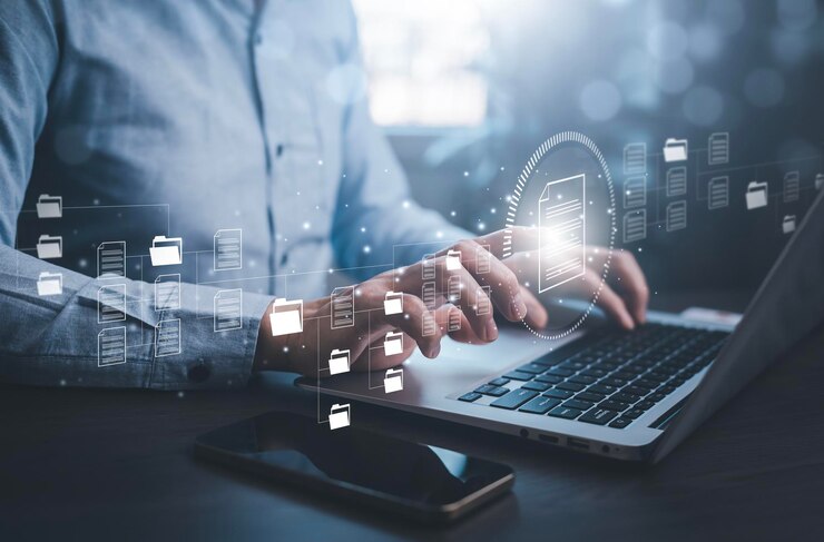 Criando o conceito de gerenciamento de documento de assinatura eletrônica Homem trabalhando em laptops com banco de dados de documentação on-line pesquisando e gerenciando documentação de arquivos corporativos na empresa com ERP