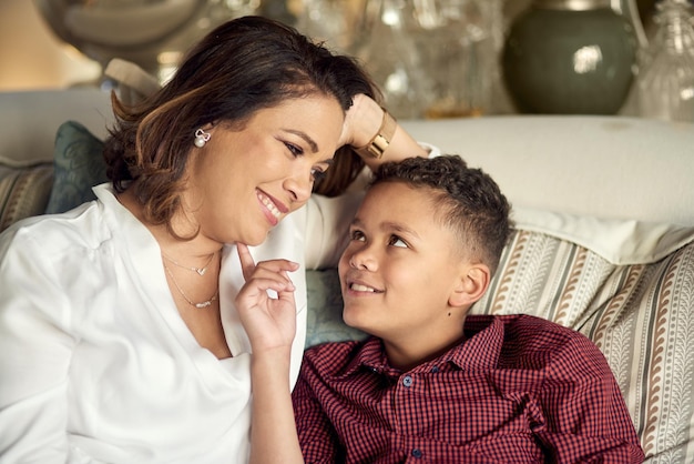 Criando a su hijo para apreciar y respetar a las mujeres Fotografía de una madre feliz y su hijo pasando tiempo de calidad en casa