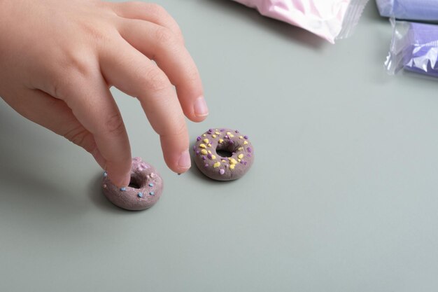 Criando um donut de bolo de boneca com plasticina de ar Criatividade infantil faça você mesmo