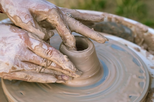 Criando uma escultura de argila closeup Mãos fazendo produtos de argila O escultor no trabalho