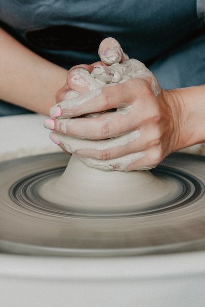 Criando uma jarra ou vaso de argila branca