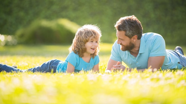 Crianza y paternidad día del padre feliz alegre padre e hijo divirtiéndose en el parque