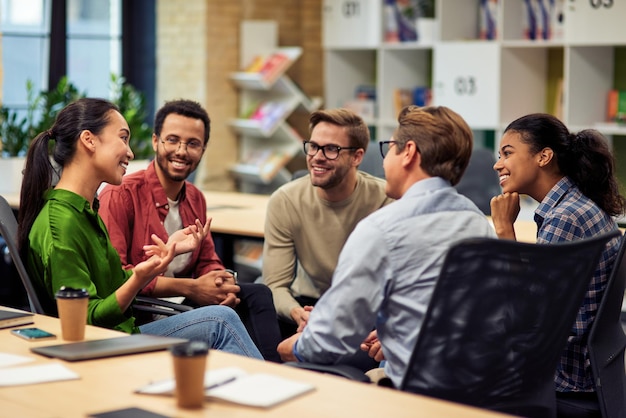 Criar grupo de sucesso de jovens empresários multi-raciais felizes, comunicando e compartilhando ideias