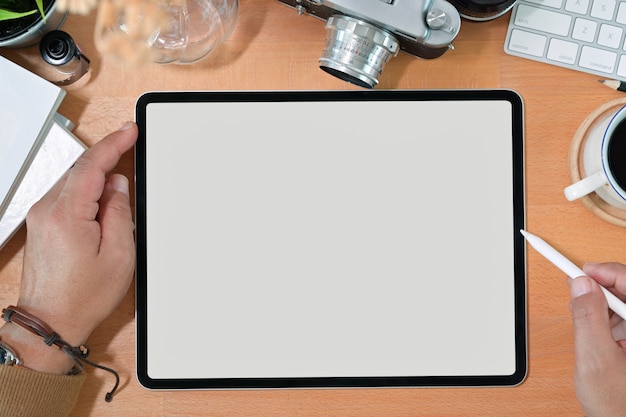 Criativa elegante mão segurando o tablet de desenho de tela em branco e lápis