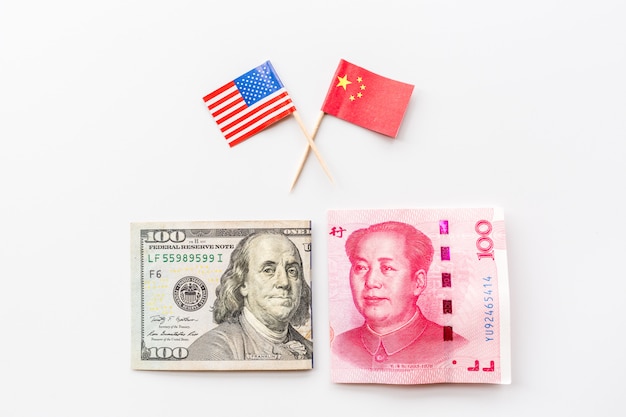 Criativa vista superior plana leigos da China e EUA bandeira e dinheiro dinheiro dólar americano e chinês yuan contas