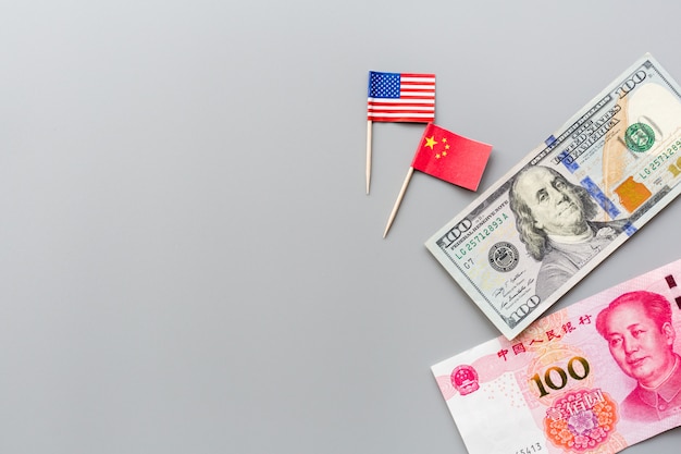 Criativa vista superior plana leigos de EUA e China bandeiras e dinheiro dinheiro dólar americano