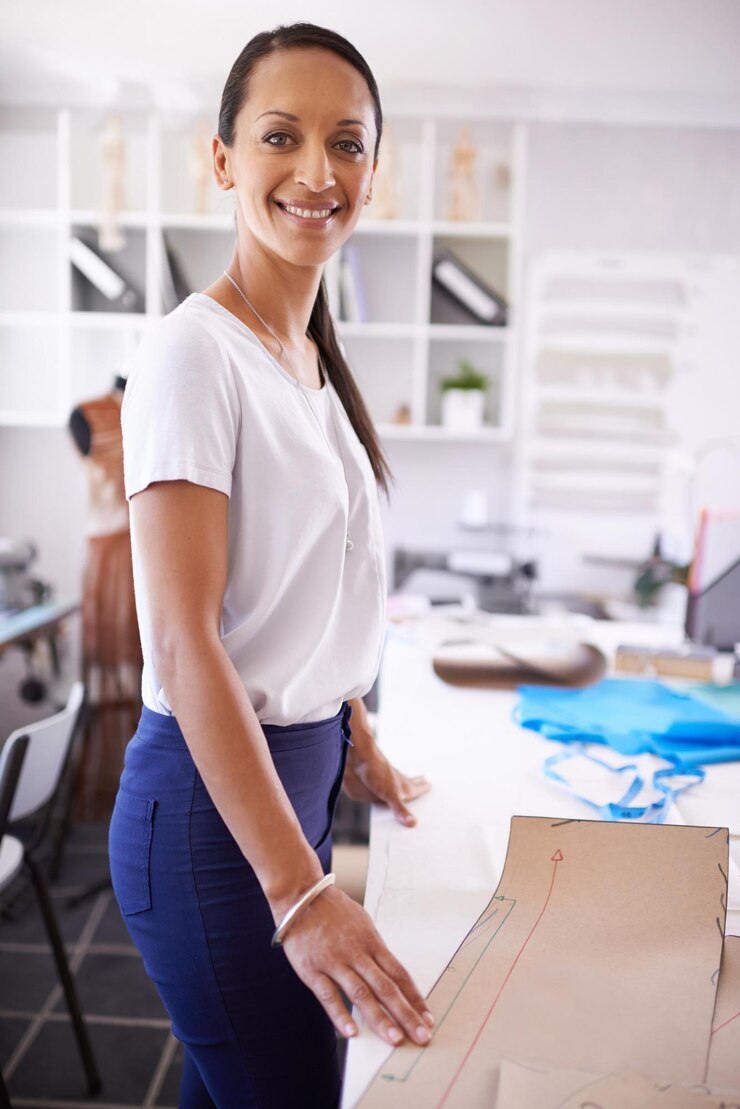 Foto criatividade de designer de moda e retrato de mulher de negócios no escritório para oficina de design e carreira de startup lugar de trabalho criativo profissional e pessoa com tecido de roupa e boutique têxtil