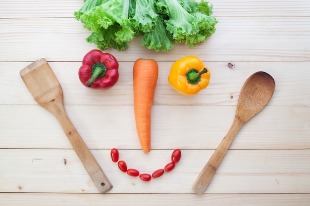 Criativo rosto sorridente feito de legumes, conceito de estilo de vida saudável