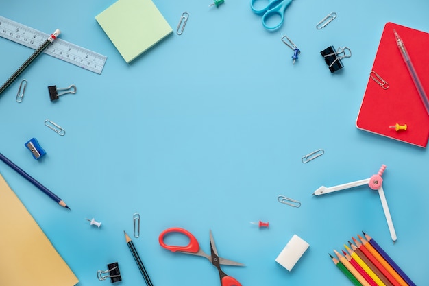 Foto criativo, volta ao conceito de educação escolar, material escolar flat leigos