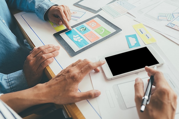 Foto criativo web designer planejamento de aplicativos e desenvolvimento de layout modelo, quadro para o telefone móvel.
