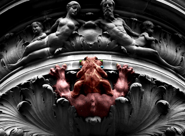 Foto criatura monstruosa que sube de las profundidades