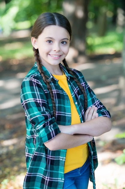 Crie sua imagem. Garota feliz com aparência de moda. Olhar de beleza de criança pequena. Look de verão. Tendência da moda. Estilo casual. Guarda-roupa infantil. Cabeleireiro. Naturalmente você.