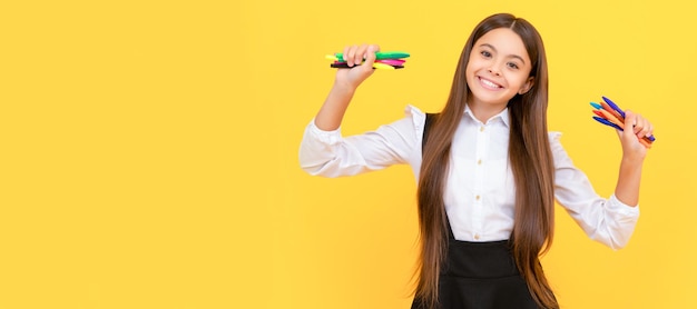 Crie uma diferença Criança feliz segurando canetas de feltro Educação criativa Habilidades criativas Banner de estudante estudante Retrato de aluno de escola com espaço de cópia