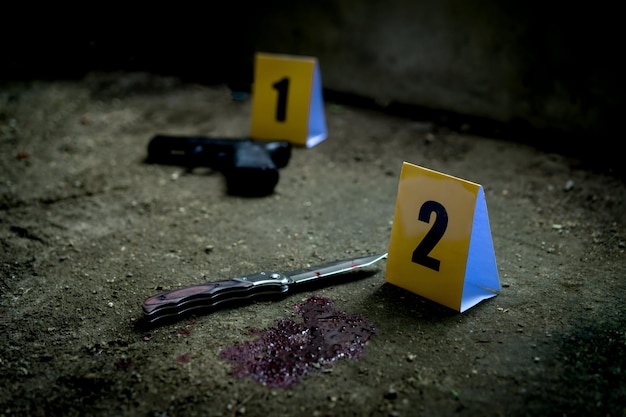 Crime marcado com provas de faca, arma e sangue numa casa abandonada.