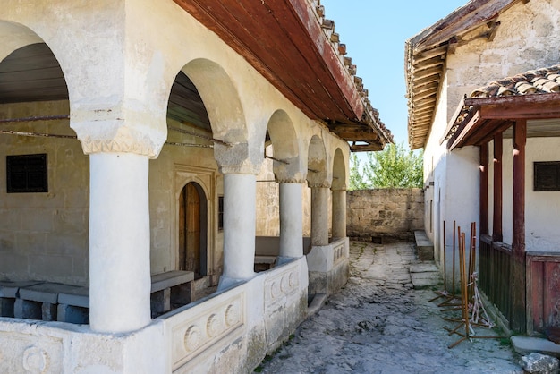 Crimea Bakhchisarai 13 de septiembre de 2019 la ciudad cueva de ChufutKale en la cima de la montaña