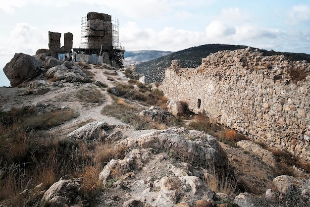 Crimea. Balaklava. Octubre de 2010. Fortalezas en la montaña. Paisaje de gran angular