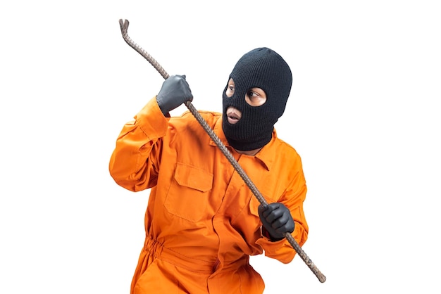 Un criminal en una máscara oculta sosteniendo una palanca aislado sobre fondo blanco.