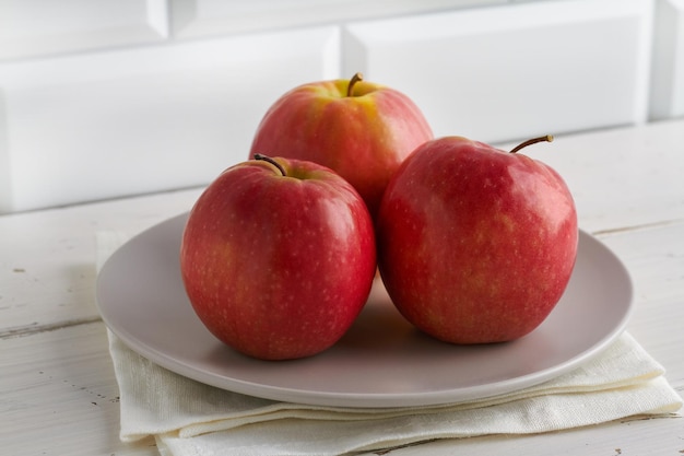 Cripps rosa äpfel auf weißem hintergrund