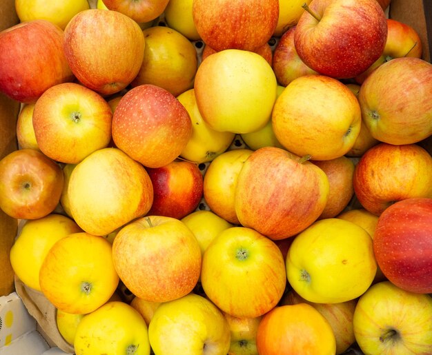 Crips Manzanas rosas en el mostrador Fruta en una caja en la tienda