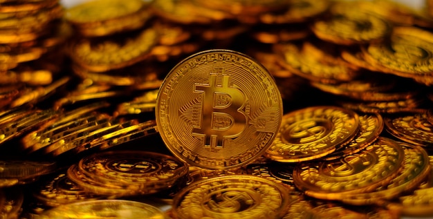 Criptomoeda bitcoin em muitas moedas de ouro