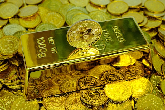 Criptomoneda de bitcoin en la barra de oro y moneda de oro de pila