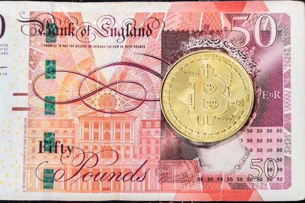 Criptomoneda Bitcoin en la cara de la reina del Reino Unido en un billete de 50 libras esterlinas