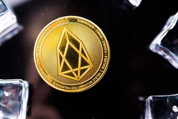 Foto criptomoneda eos dorada sobre fondo oscuro con cubitos de hielo