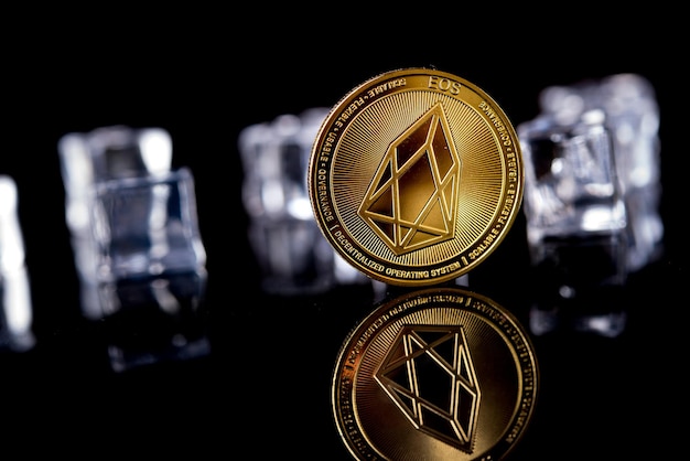 Criptomoneda EOS dorada sobre fondo oscuro con cubitos de hielo