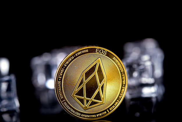 Criptomoneda EOS dorada sobre fondo oscuro con cubitos de hielo