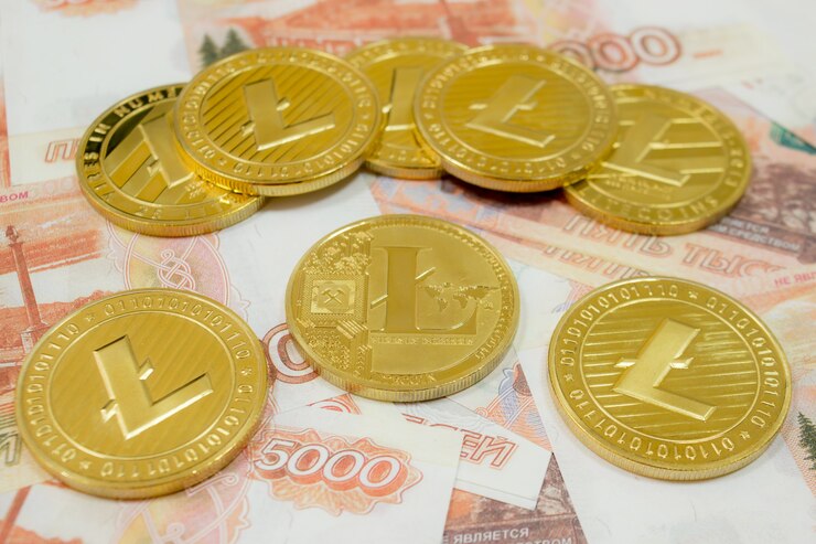 Foto criptomoneda de la moneda litecoin en billetes de 5000 rublos rusos de cerca. criptomoneda golden ltc.