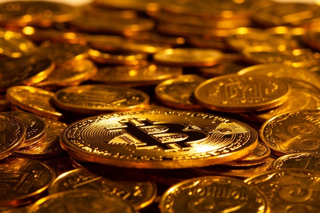 Criptomoneda de oro Bitcoin en el contexto de muchas otras monedas de oro en luz suave Nuevo