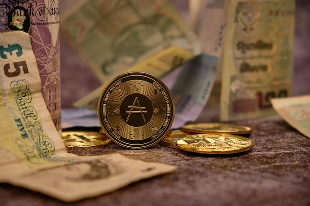 Criptomonedas Cardano ADA rodeadas de monedas antiguas Concepto de cambio de dinero