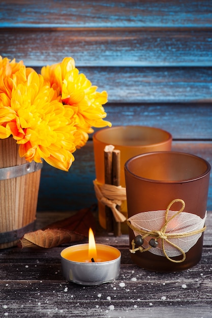 Crisantemo amarillo, velas doradas encendidas