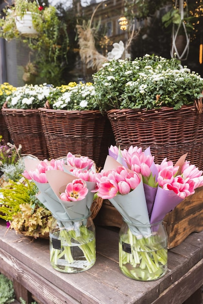 Crisântemo de urze de tulipas e flores e coroas penduradas na loja de flores