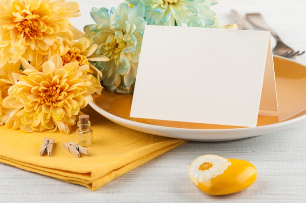 Crisantemo flores en un plato sobre una mesa de madera