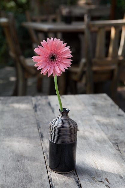 Crisantemos en un jarrón sobre una mesa de madera