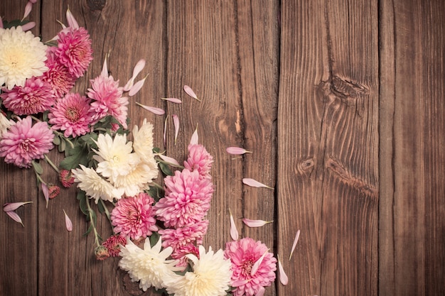 Crisântemos rosa em madeira escura