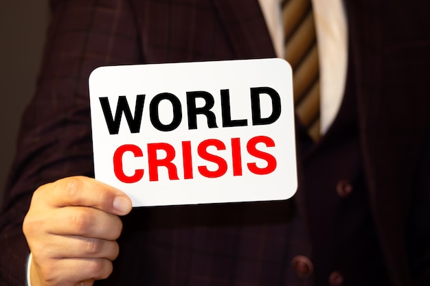 Crise 2020 texto em um quadro de giz localizado em uma mesa de madeira Uma crise econômica e econômica