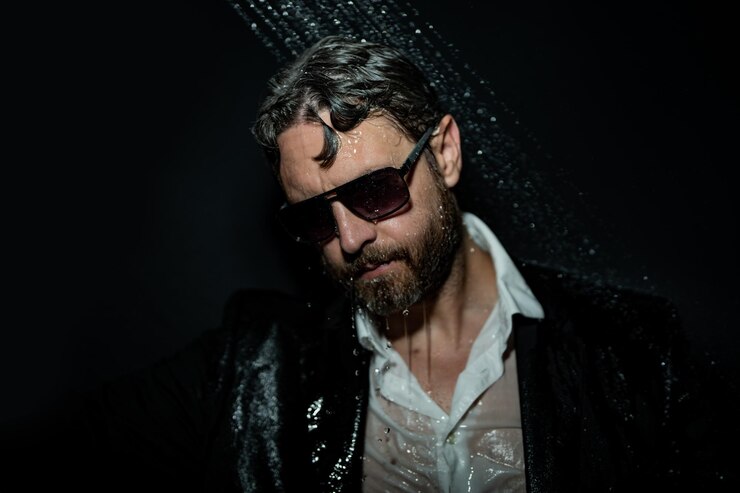 Foto crise de personalidade crise de meia-idade crise de idade crise triste homem de negócios de fato bebendo uísque no banho