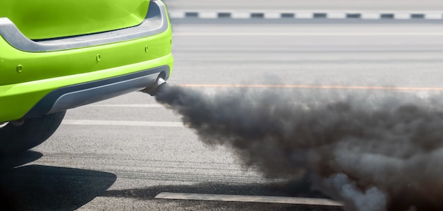 Crisis de contaminación del aire en la ciudad por el tubo de escape del vehículo diesel en la carretera