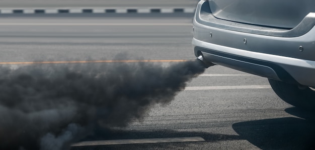 Foto crisis de contaminación del aire en la ciudad por el tubo de escape del vehículo diesel en la carretera